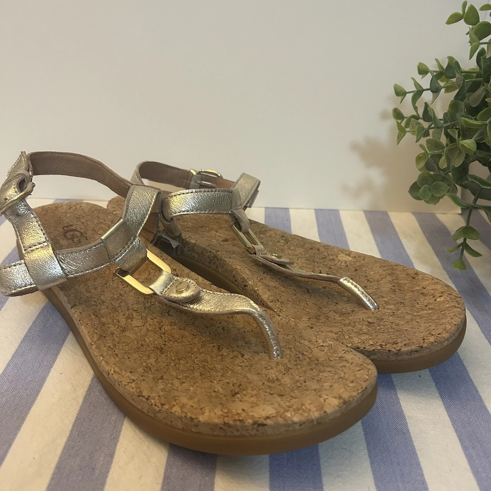 UGG Aleigh sandali con cinturino a T donna 9 pelle tomaia plantare sughero oro