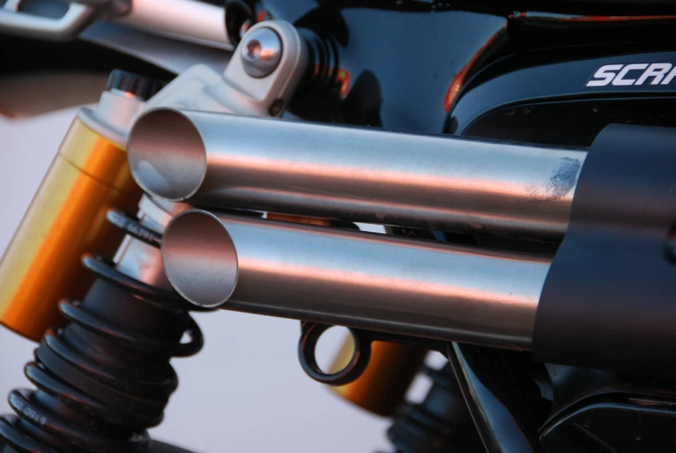 Silenciador corto sin cordones Total Triumph Scrambler 1200 XE XC (007 estilo Guy Martin) - Imagen 2 de 4