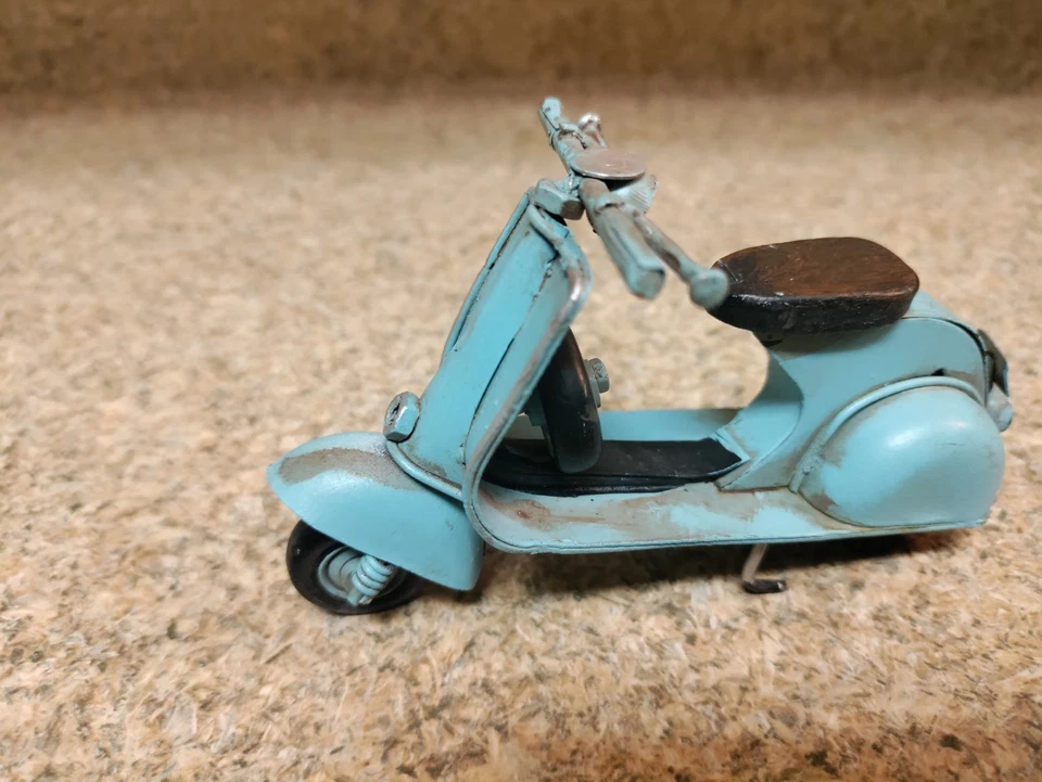 Rare Vintage Metal Italian Vespa Blue Scooter Small Scale Model Motorcycle - Image 3 of 4