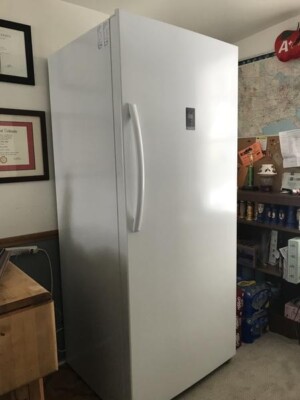 INSIGNIA 21 CU FT UPRIGHT FREEZER MODEL NS-UZ21WH0 door right