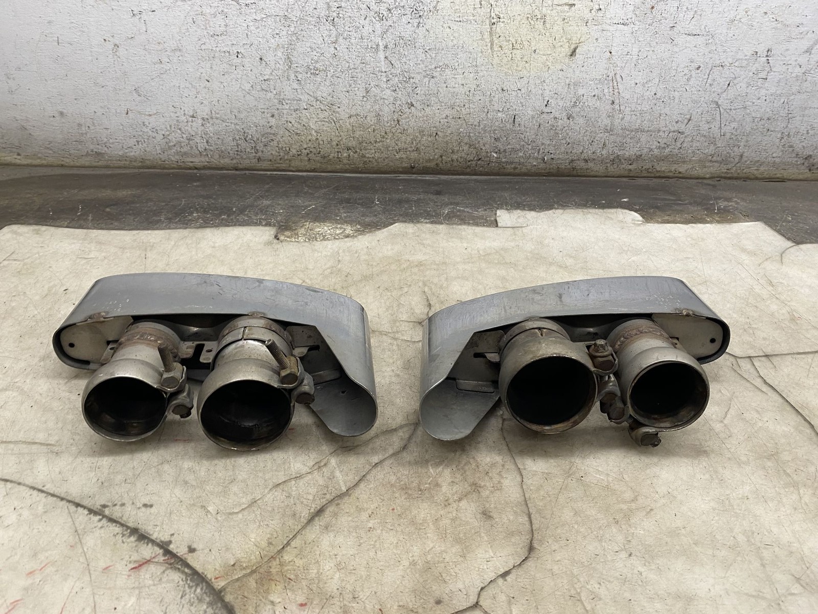 2016-2020 BENTLEY BENTAYGA OEM 6.0L W12 RIGHT LEFT REAR MUFFLER EXHAUST TIP SET
