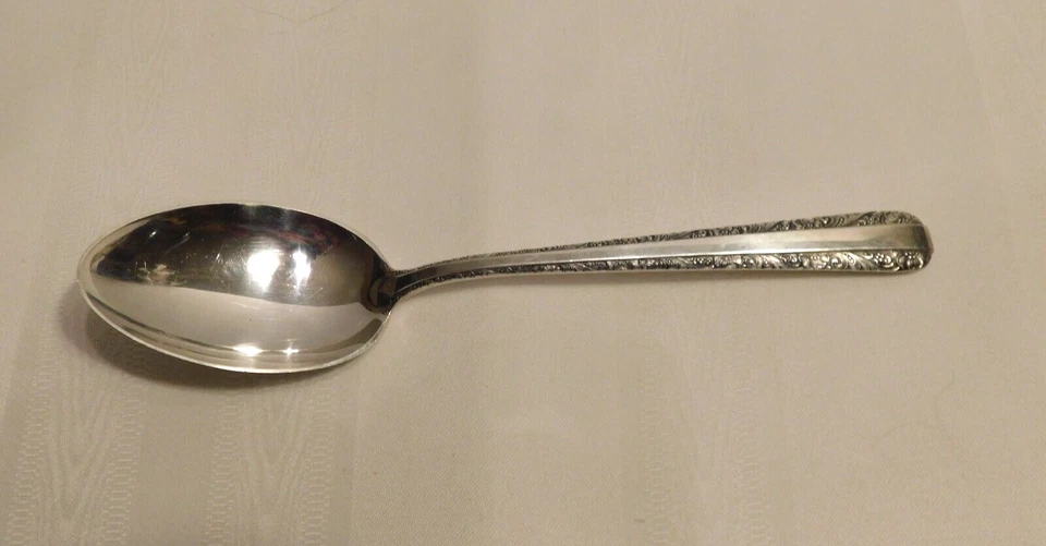 CUCHARA DE SERVIR TOALLA PLATEADA 1934 A LA LUZ DE LAS VELAS 8 1/2", sin monograma, patrimonio familiar Foto 3 de 4