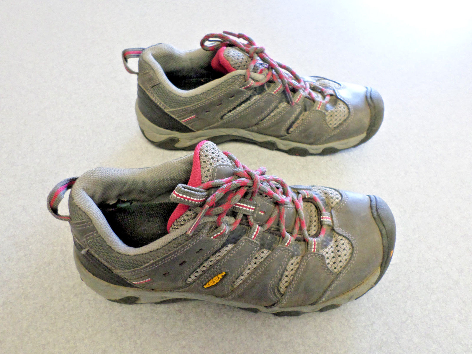 KEEN gray leather and mesh hiking shoes. Women's 7.5 (eur 38)