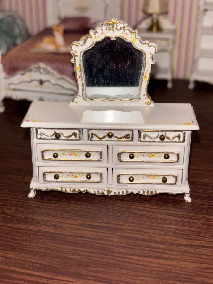 Dollhouse Miniatures Bespaq 1:24 6 Piece Bedroom Set Plus 7 Additional Items - Image 2 of 4