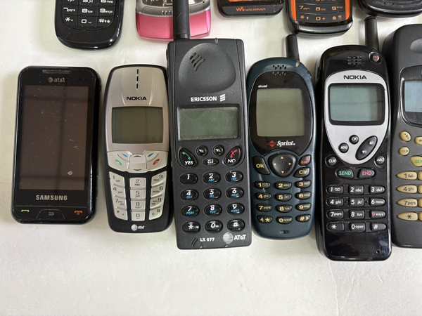 Lote vintage de celulares Apple, Samsung, Motorola, AT&T, Sony, Ericsson, Nokia 2
