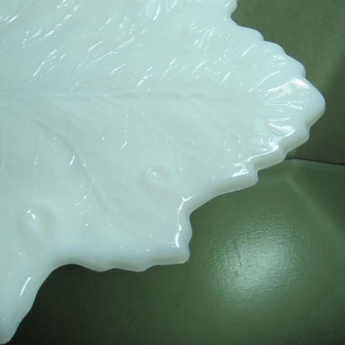 Vintage Fenton Glass Milk Glass Leaf pattern handled dish #5116 - Picture 7 of 11