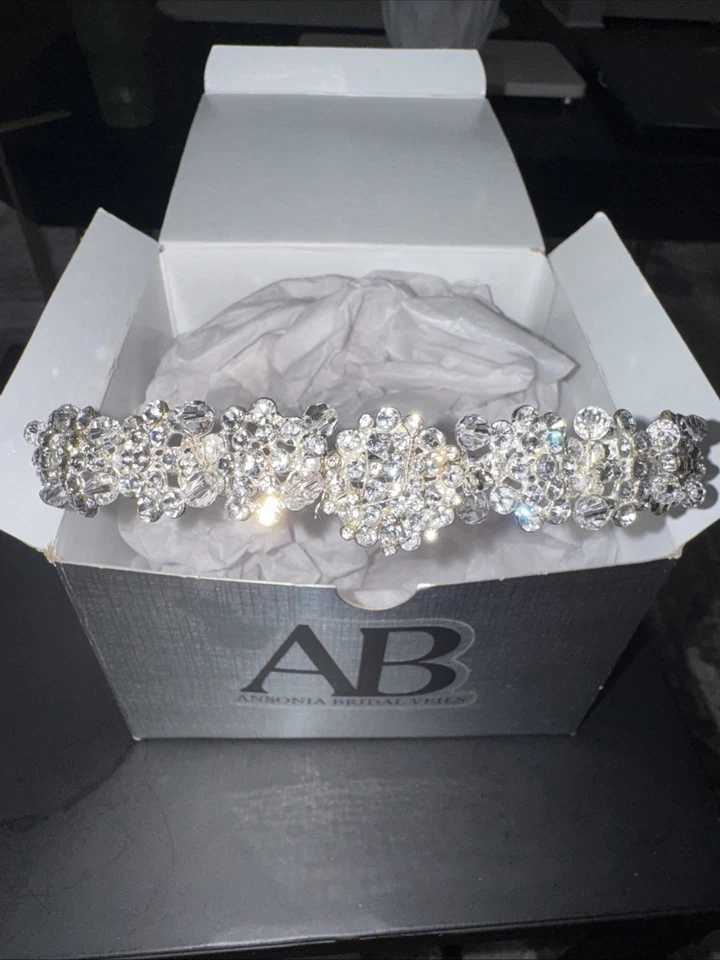 Tocado de novia estampado floral de pedrería transparente. Foto 2 de 3