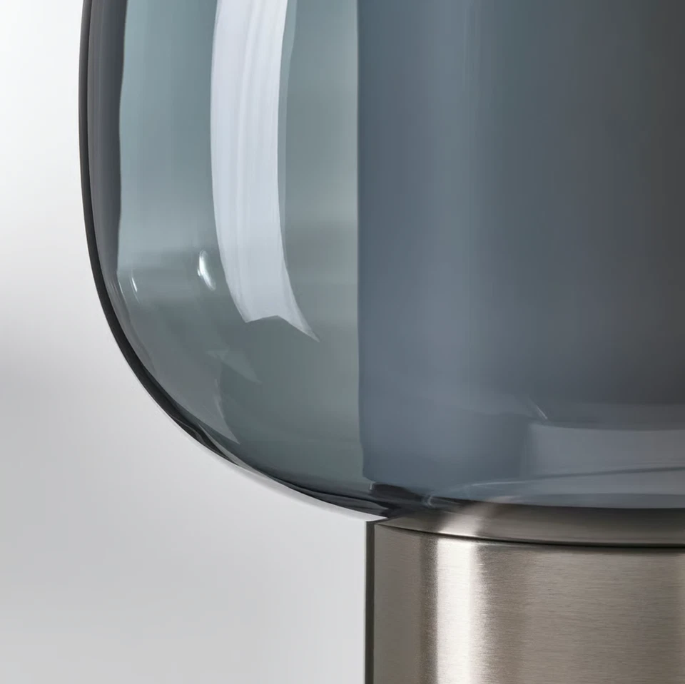 Lámpara de mesa IKEA HÖGVIND - Base niquelada y pantalla de vidrio gris, diseño moderno Foto 4 de 4