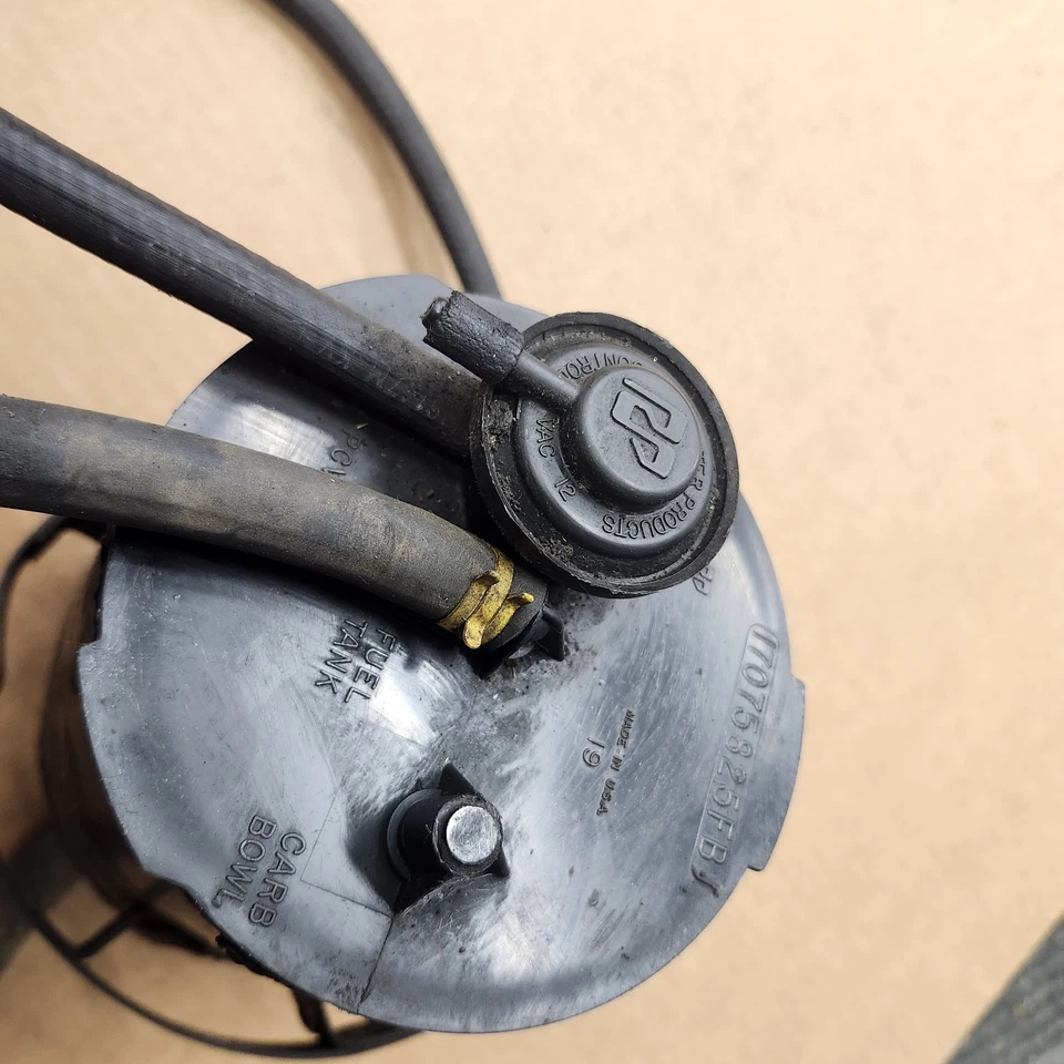 Filtro de tanque de emisiones de carbón y mangueras de soporte usadas OEM 82-83 Camaro Foto 3 de 4