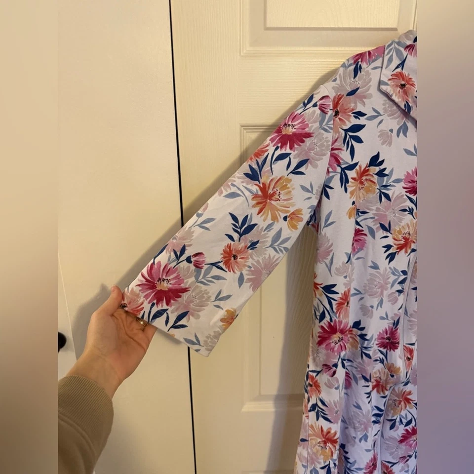 Abrigo grande Miss Elaine para mujer estampado floral tejido largo con cremallera flores blancas Foto 3 de 4