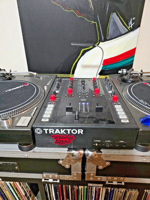 Native Instruments Traktor Kontrol Z2 DJ Mixer w/ Travel Case - Lightly Used