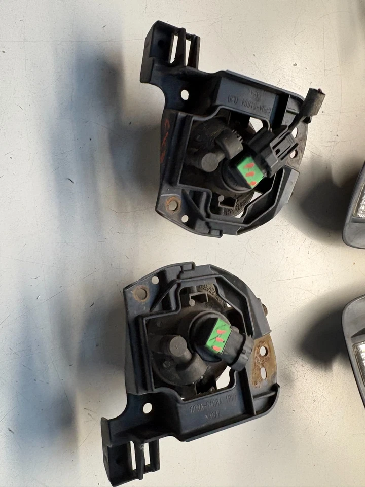 Mazda CX-7 2.3T 2007 Frontgitter Nebelscheinwerfer Links + Rechts E221-51070 - Bild 4 von 4