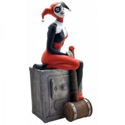 Plastoy - DC Comics - Harley Quinn Spardose auf einem Tresor