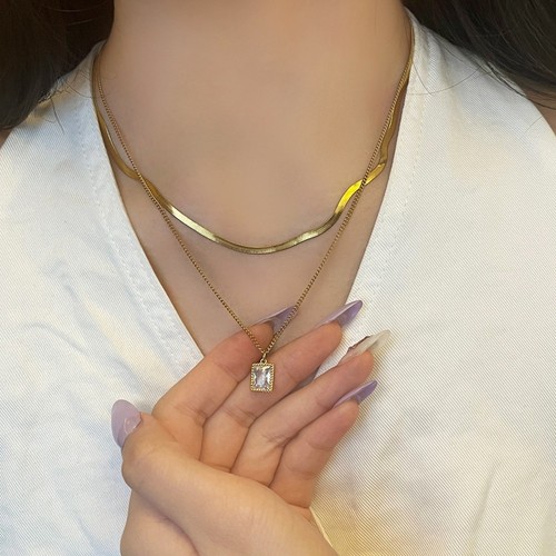 Collier de perles fantaisies montées en chute, Vente aux enchères