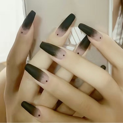 Goth Matt Black Press On Nails 25-teiliges Set Medium Sarg Frosted Look Kit mit Kleber - Bild 1 von 3