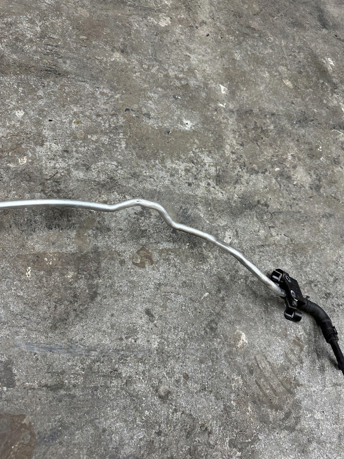 2014 AUDI R8 5.2L V10 CENTER VENT TUBE BREATHER LINE 420 121 465 A