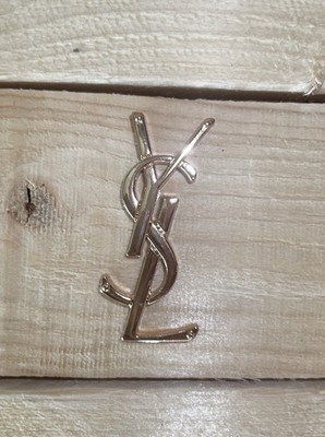 Designer-Stil Brosche Goldfarben   Edles Metall-Monogramm