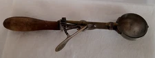 VINTAGE GILCHRIST'S NO 31 ICECREAM SCOOP KITCHEN GADGET