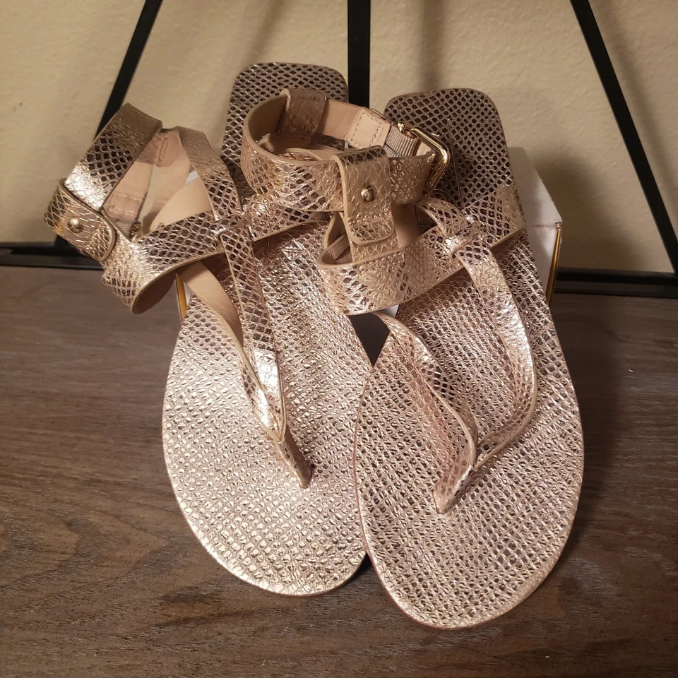 Sandálias tanga estampa de cobra Antonio Melani dourada com alça no tornozelo - Imagem 3 de 4