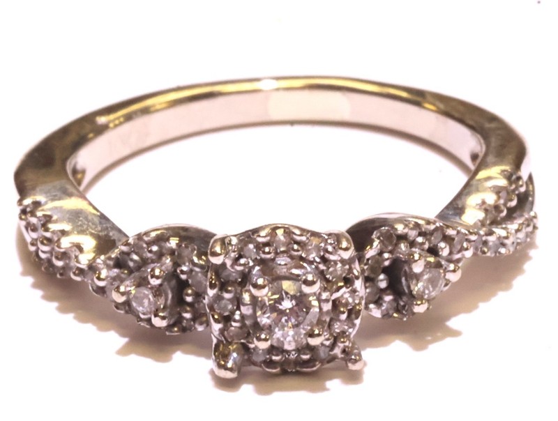 10k white gold .21ct SI2 H round diamond ring 2.4g womens halo 3 stone cluster