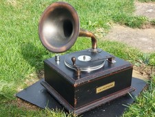 VINTAGE Novelty Gramophone 2-BAND RADIO  AM(MW)-FM Made in Taiwan RARE Working