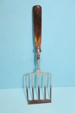 ALTER  PFANNENWENDER MIT HORNGRIFF JUGENDSTIL