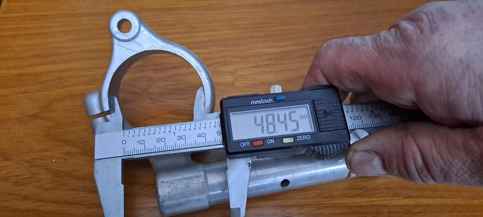 SUZUKI GSXR 1100 LOSA CLIP LATERAL EN MANILLAR USADO Foto 3 de 3