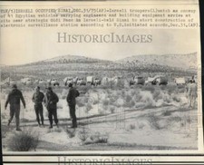 1975 Press Photo Israeli troopers watch Egyptian convoy arrive at Gidi Pass