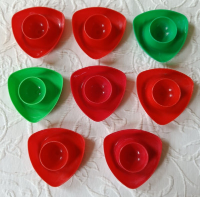 Eierbecher 8 Stk grün rot Plastik 70er Jahre Ostern Kult Retro Frühstück