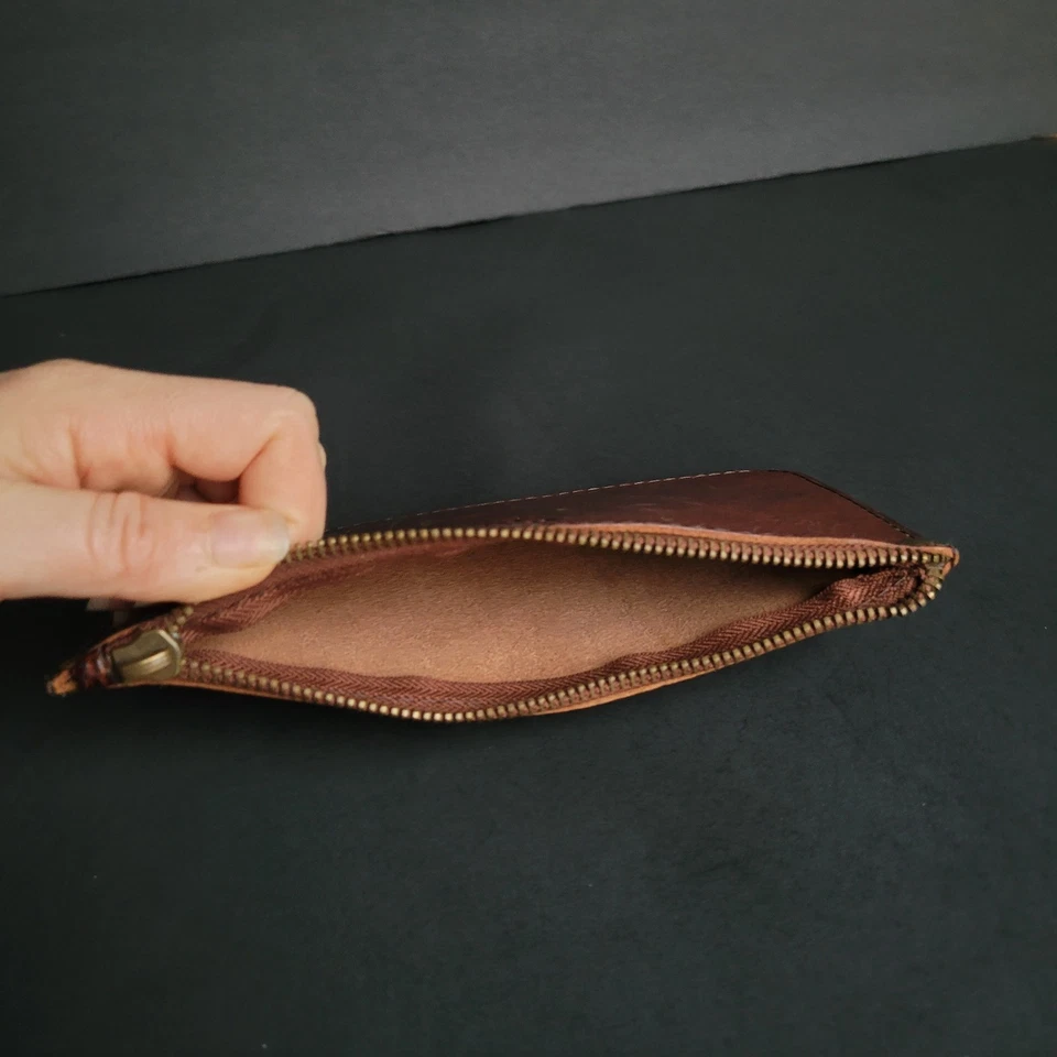 Cartera sin asas Will Leather Goods simple con cremallera elegante delgada minimalista de viaje marrón   Foto 2 de 4