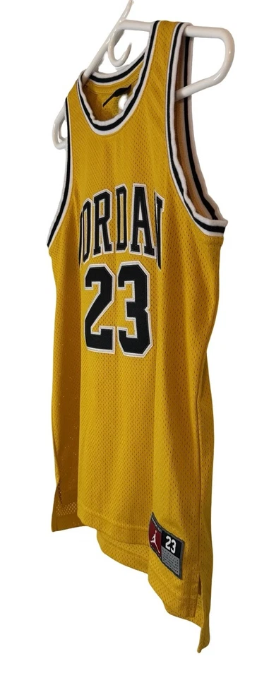Camiseta Nike #23 Michael Jordan Juvenil Talla Grande (12-13 Años) Logoman Negra y Dorada Foto 3 de 4