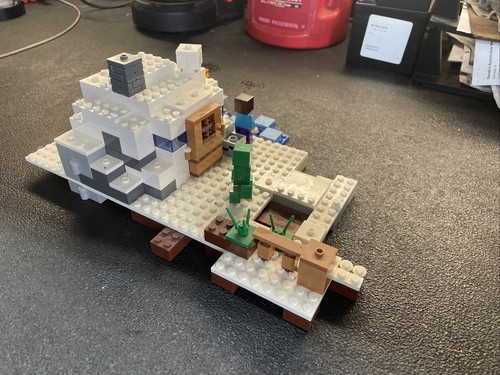 LEGO Minecraft: The Snow Hideout 21120 Complete With Manual - Picture 8 of 8