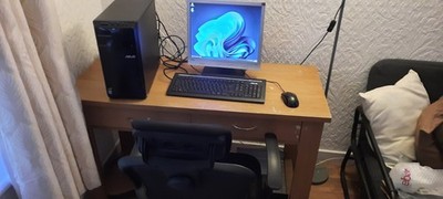 Windows 11 Desktop mit kompletter Home Office Einrichtung, Schreibtisch, Stuhl, Monitor, Maus * KB