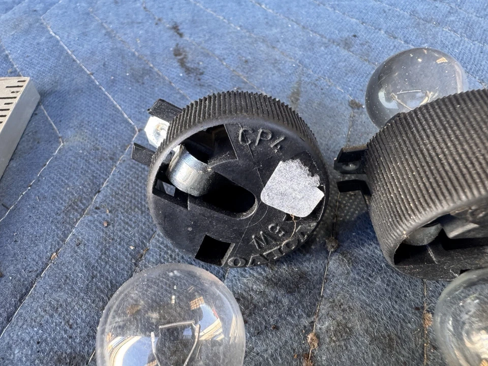 1986-1993 Volvo 240 244 245 Rear Tail Light Lamp Sockets & Bulbs OEM #4959E - Image 3 of 4