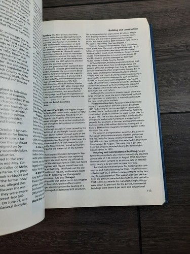 The World Book Year Book 1993 Events of 1992, Free Shipping, Blue Version - Picture 10 of 12