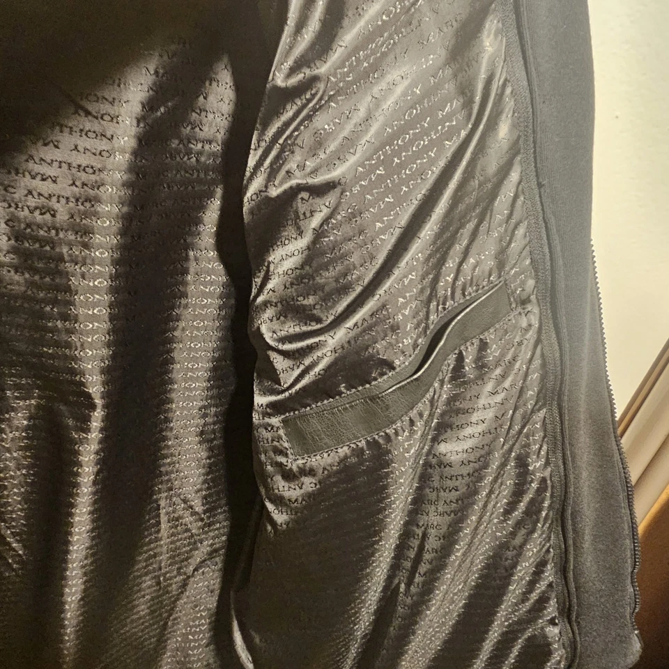 Chaqueta con Capucha Marc Anthony Cuero Sintético Moto Capas Bolsillo Interior y Mangas con Cremallera Foto 4 de 4