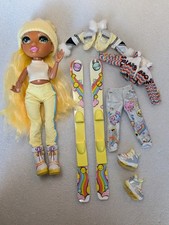 Rainbow High Winter Break Sunny Madison Fashion Doll Dressed Articulated Yellow