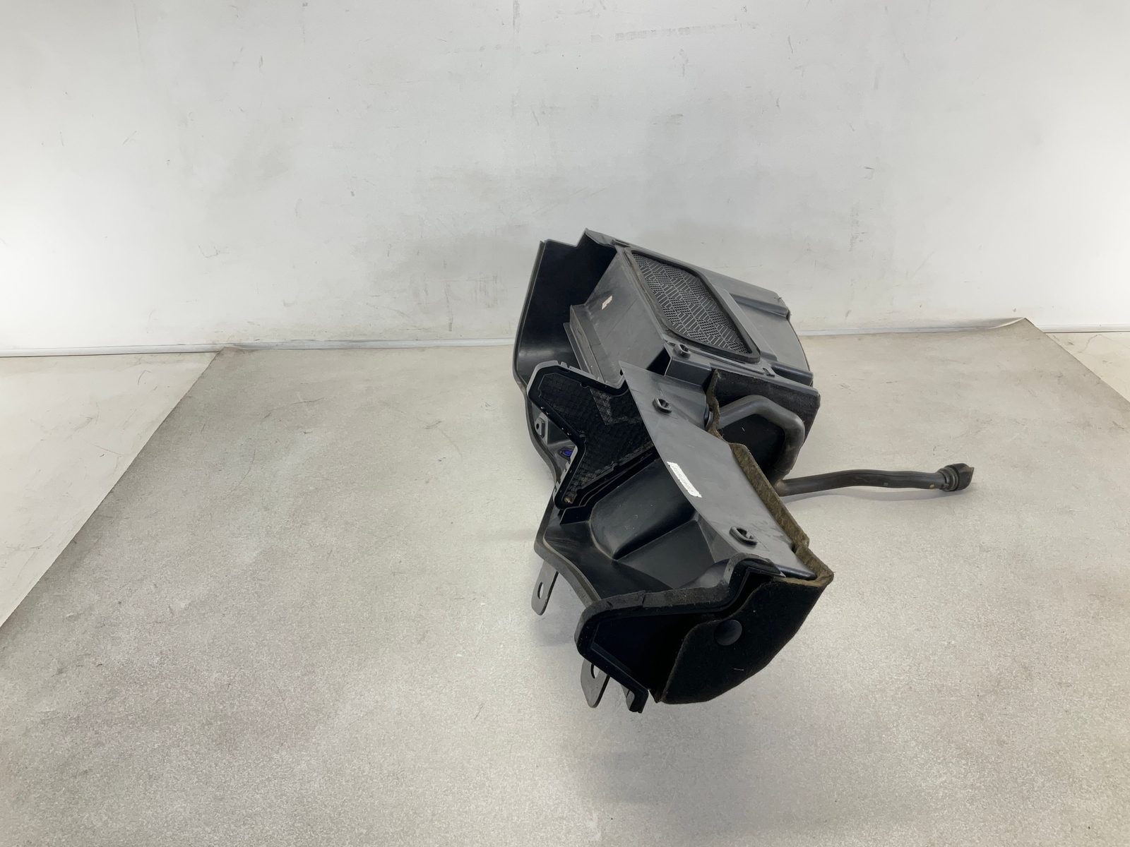 17-20 MASERATI Levante Front RIght Cowl Facility Tray Box Storage CM