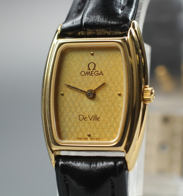 1984 Near MINT OMEGA De Ville 19mm Quartz Gold Dial Women's Vintage - 591.0299