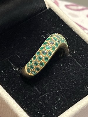 Smaragd Gold gebogener Pave Ring 0,60 Ct natürliche Smaragde 18 Karat massiv Gold. Größe 17mm