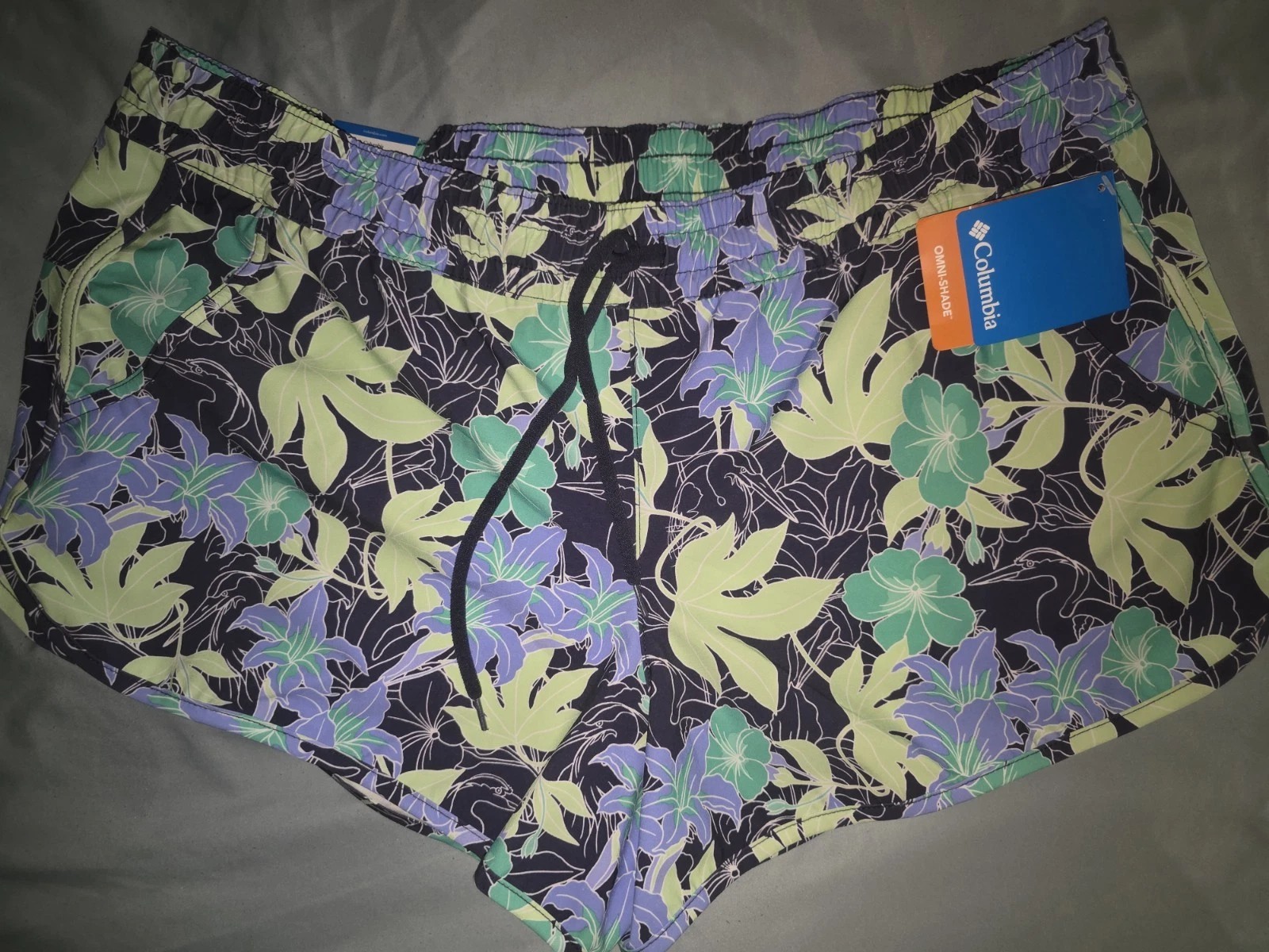 Columbia Sportwear Women's Bogata Bay Stretch UPF 50 Print Shorts. NWT. Size XL.
Opens in a new wind
