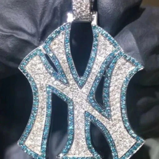 Colgante de diamantes azules creados en laboratorio de corte redondo de 3 quilates enchapado en oro blanco de 14 k de los Yankees de Nueva York Foto 2 de 4