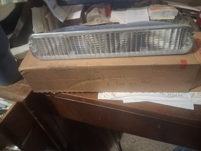 NOS 1980-83 Buick Regal Front Right Turn Signal Lamp ASSEMBLY 914872