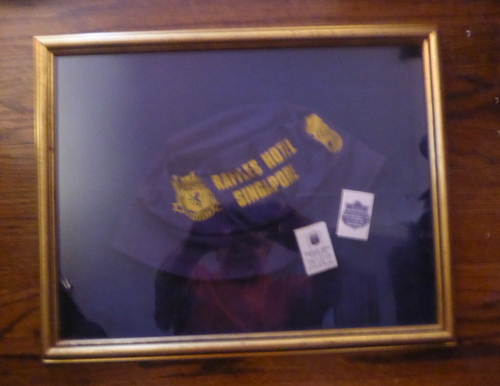 Cappello e fiammiferi vintage Raffles Hotel Singapore ricordo incorniciato - Foto 2 di 5