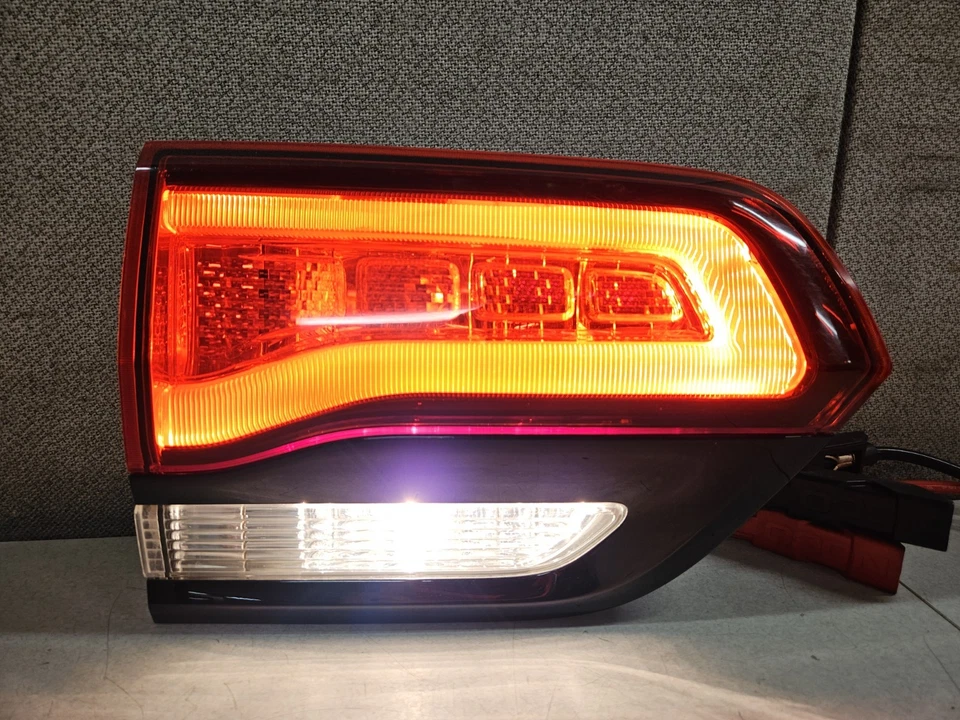 Luz trasera montada en la puerta del pasajero derecha Jeep Grand Cherokee WK 2014-2022 borde negro Foto 2 de 4