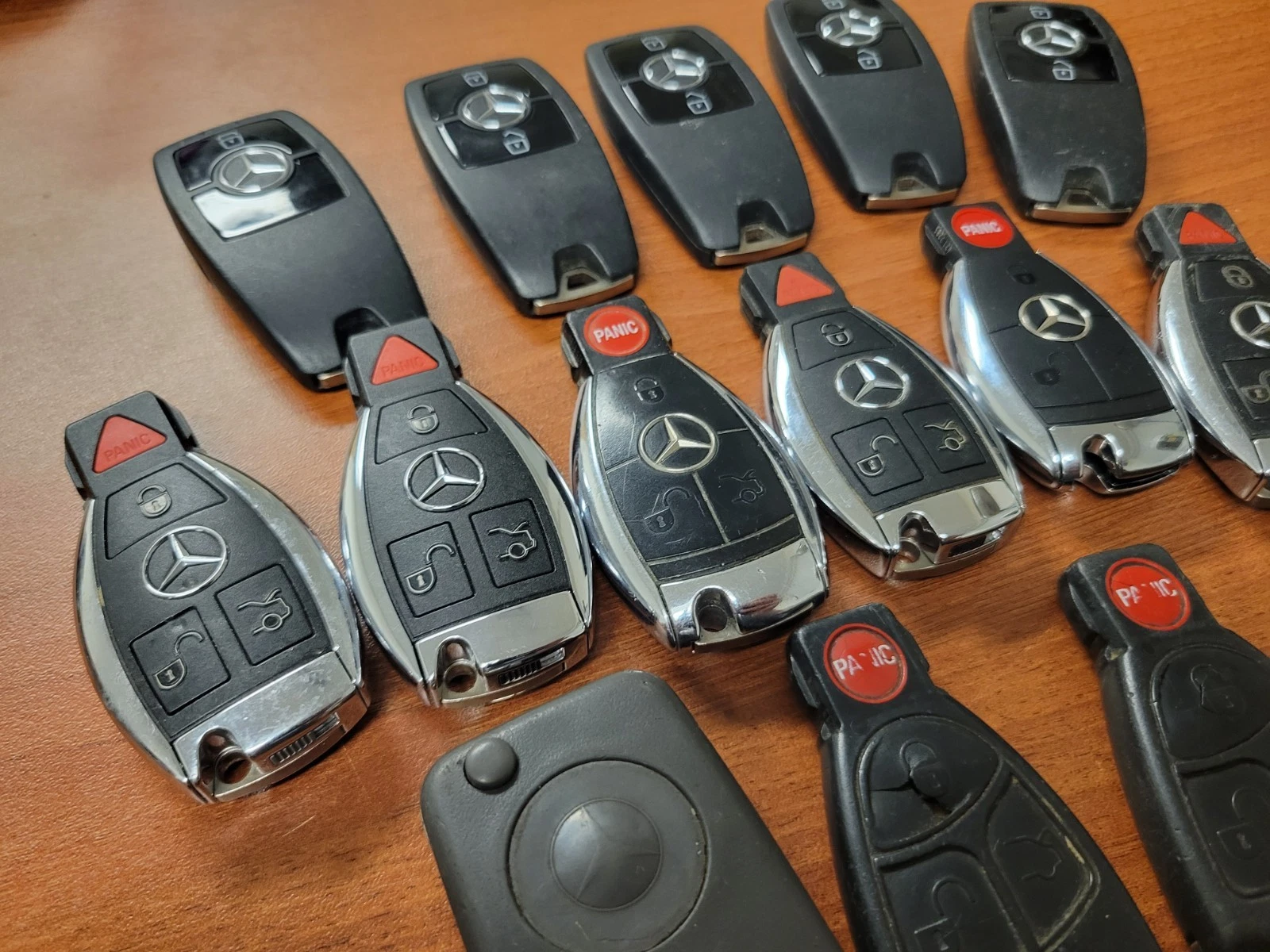 Lot of 16 OEM used Mercedes-Benz SMART PROXIMITY FOBIK key fobs - product detail image 6