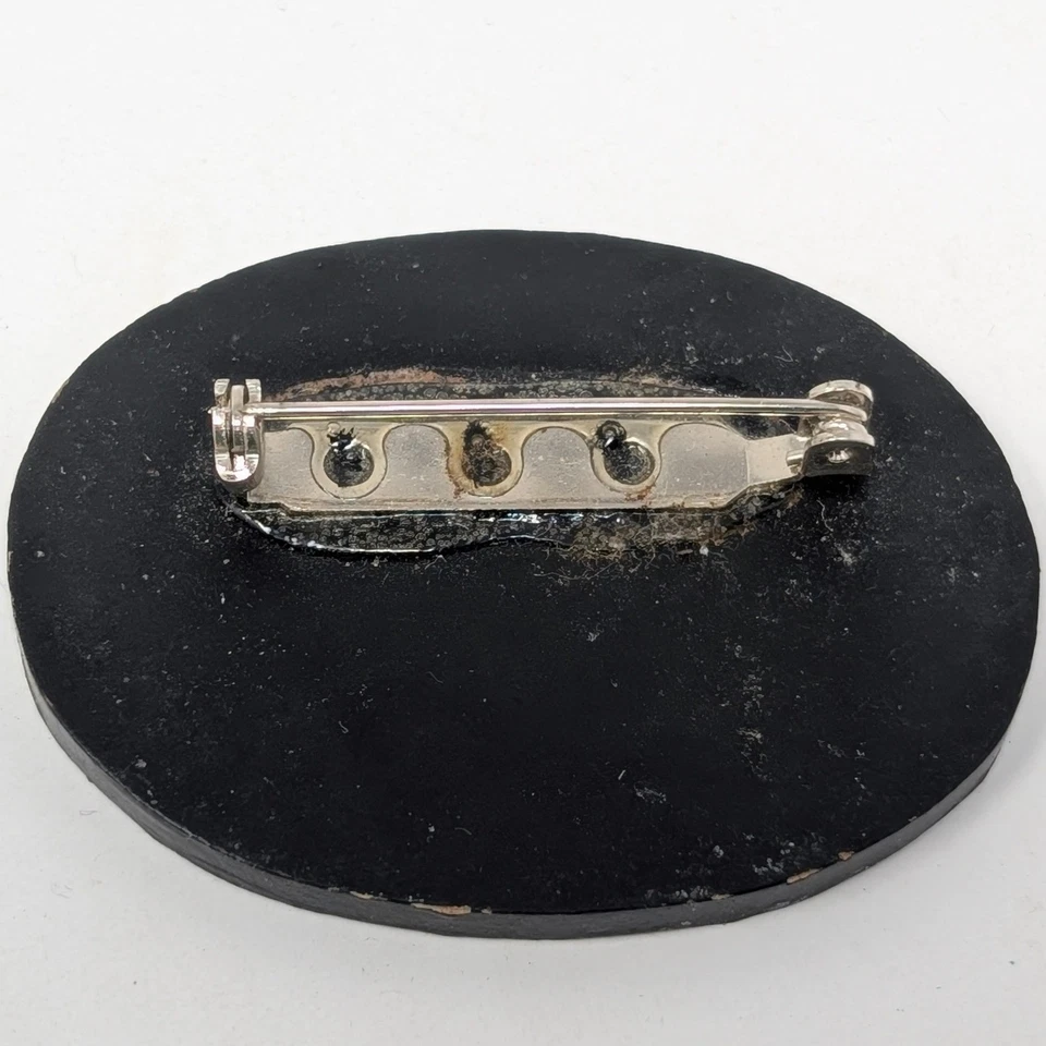 Broche oval vintage pintado à mão cena da casa de inverno nevado arte popular - Imagem 4 de 4