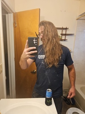 24'' live hair. Natural Waives and curls. Very thick.