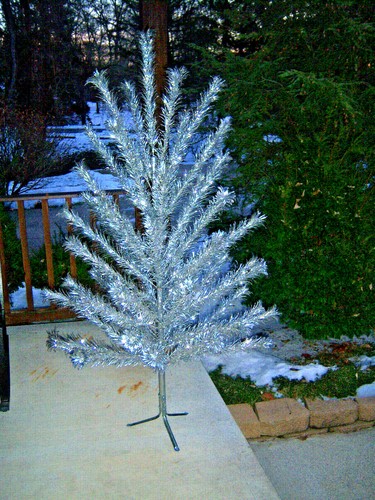 NEAT! RETRO HTF VTG 6.5 FT. ALUMINUM STAINLESS SILVER REGAL SAPPHIRE XMAS TREE - Picture 2 of 12