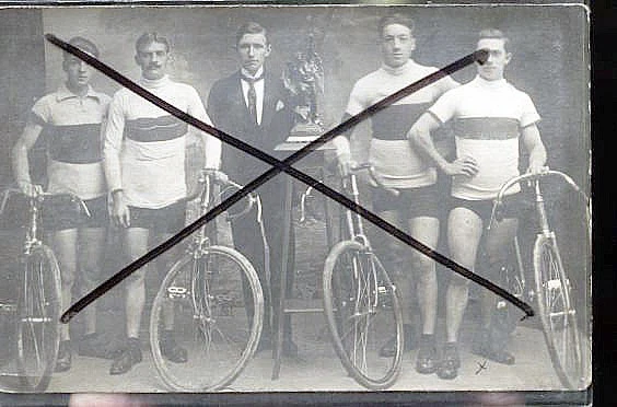 Carte Postale Ancienne Originale - Femme Et Homme à Vélo, Scène Vintage (R416169)